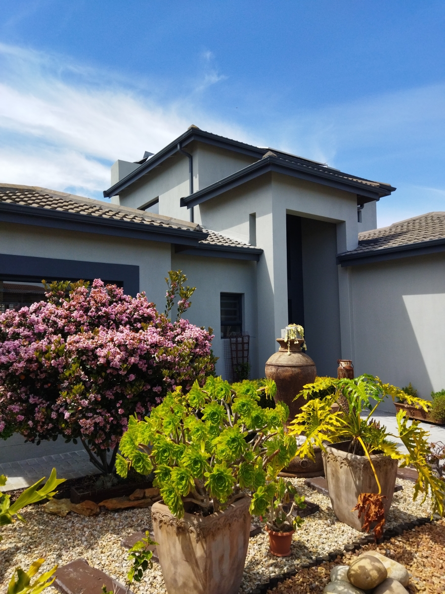 5 Bedroom Property for Sale in Parklands North Western Cape